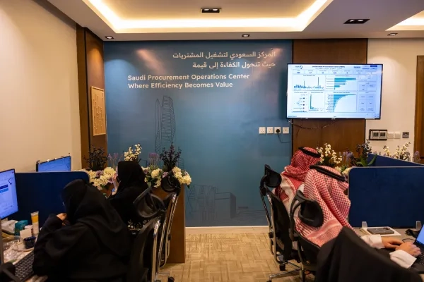 فريق المشتريات على محطات العمل في مركز عمليات المشتريات السعودي