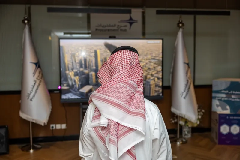 لوحة معلومات مركز عمليات المشتريات متخصص سعودي يتابع لوحة معلومات على شاشة كبيرة في مركز عمليات المشتريات